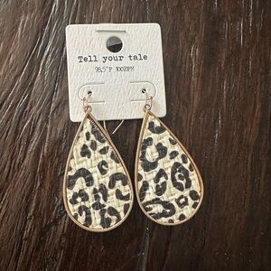 NWT Tell Your Tale branded leopard print teardrop dangle earrings.